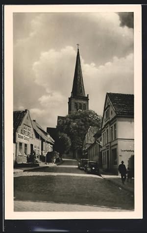 Ansichtskarte Bergen /Rügen, Kirchstrasse mit Kirche