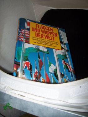 Bild des Verkufers fr Flaggen und Wappen der Welt : Geschichte und Symbolik der Flaggen und Wappen aller Staaten , [mit einem Schlssel zur Flaggenbestimmung] / Textbeitr. von Karl-Heinz Hesmer. [Red.: Wolf-Eckhard Gudemann (verantw.) , Inge Weissgerber] zum Verkauf von Antiquariat Artemis Lorenz & Lorenz GbR