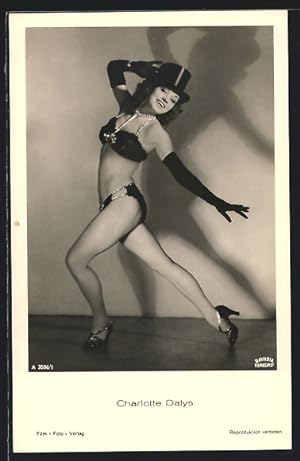 Ansichtskarte Schauspielerin Charlotte Dalys tanzt im Kostüm auf einer Bühne