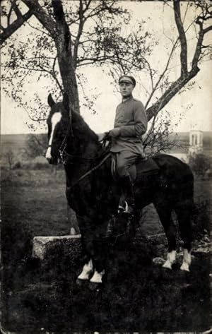 Foto Ansichtskarte / Postkarte Deutscher Soldat in Uniform auf einem Pferd