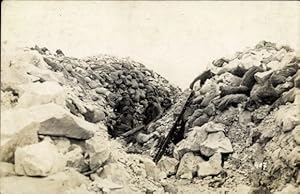 Foto Ansichtskarte / Postkarte Deutsche Soldaten in Uniformen im Schützengraben, Leichte Munition...