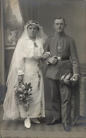 Foto Ansichtskarte / Postkarte Gniezno Gnesen Posen, Soldat mit Braut, Hochzeit, Infanterie Regim...