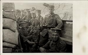 Foto Ansichtskarte / Postkarte Deutsche Soldaten in Uniformen im Schützengraben, I WK
