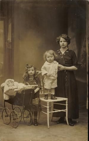 Foto Ansichtskarte / Postkarte Hamburg, Mutter mit Kindern, Puppe im Puppenwagen, 1916