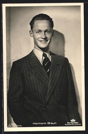 Ansichtskarte Schauspieler Hermann Braun, im Anzug an der Wand stehend