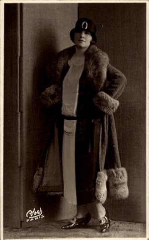 Foto Ansichtskarte / Postkarte Dame im Mantel mit Hut, Standportrait