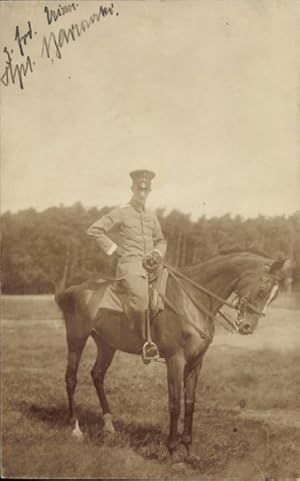 Foto Ansichtskarte / Postkarte Deutscher Soldat in Uniform auf einem Pferd