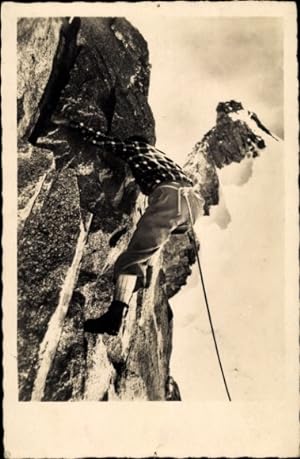 Ansichtskarte / Postkarte Bergsteiger erklimmt einen Felsen, Sicherungsseil, Gebirge