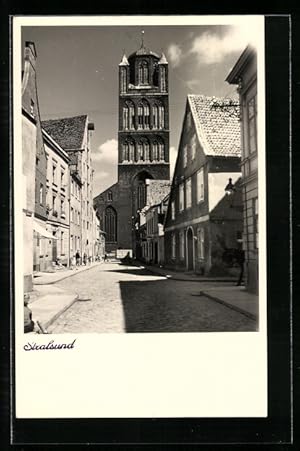 Ansichtskarte Stralsund, Strassenpartie mit Blick zur Kirche