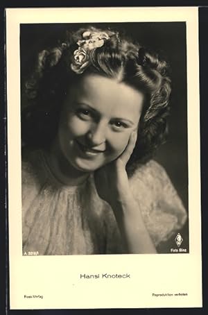 Bild des Verkufers fr Ansichtskarte Schauspielerin Hansi Knoteck mit tollen Haarschmuck in die Kamera lchelnd zum Verkauf von Bartko-Reher