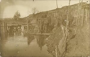 Foto Ansichtskarte / Postkarte Deutsche Soldaten in Uniformen, Unterstände im Hochwasser, I WK