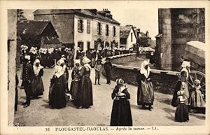 Ansichtskarte / Postkarte Plougastel Daoulas Finistère, nach der Messe, Einheimische in Tracht