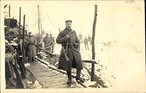 Foto Ansichtskarte / Postkarte Deutsche Soldaten in Uniformen im Winter, I WK