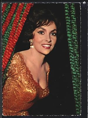 Ansichtskarte Schauspielerin Gina Lollobrigida schaut hinter einem Vorhang hervor