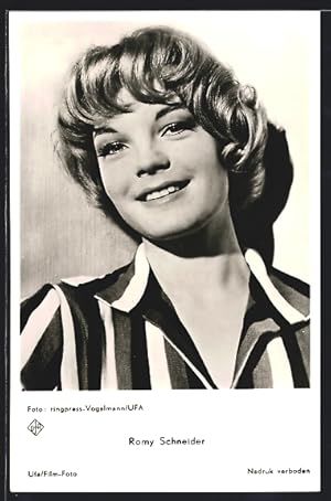 Ansichtskarte Schauspielerin Romy Schneider in gestreifter Bluse