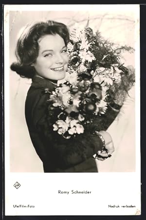 Ansichtskarte Schauspielerin Romy Schneider hält lächelnd einen grossen Blumenstrauss