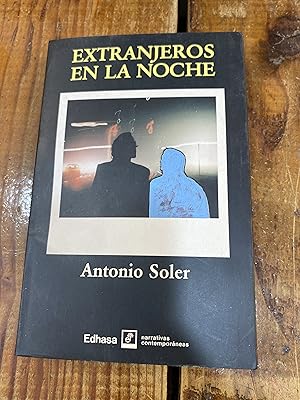 Bild des Verkufers fr Extranjeros en la noche (Narrativas contempora?neas) (Spanish Edition) zum Verkauf von Trfico de Libros Lavapies