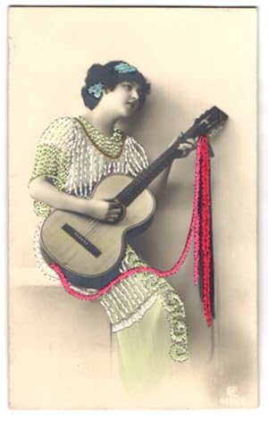 Ansichtskarte Schönes Mädchen in besticktem Kleid spielt auf einer Gitarre