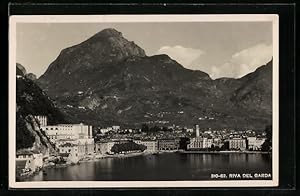 Cartolina Riva del Garda, Ortsansicht mit Berggipfel vom Wasser aus