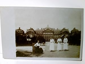Wohl Schloß Arolsen. Hessen. Alte Ansichtskarte / Postkarte s/w, ungel., um 1910 ?. Drei junge Mä...