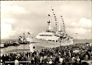 Ansichtskarte / Postkarte Bäderschiff Wilhelmshaven im Hafen, Zuschauer, Omnibus, Fährschiff