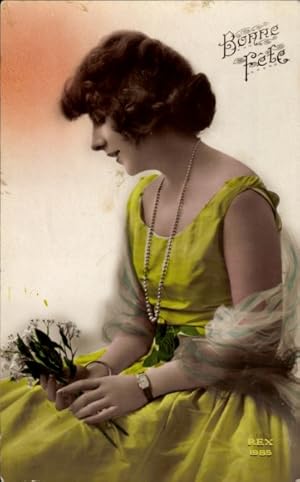 Ansichtskarte / Postkarte Glückwunsch, Frau-Portrait, Gelbes Kleid, Perlen
