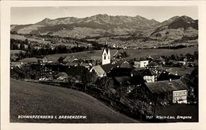 Ansichtskarte / Postkarte Schwarzenberg in Vorarlberg, Blick über den Ort auf Gebirge