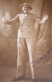 Black & White Postcard with autographed dedication to Rellys. Donval.
