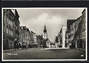 Ansichtskarte Wels, Strassenpartie mit Geschäften und Kirche