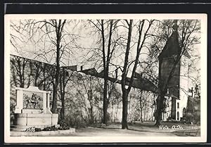 Ansichtskarte Wels, Dragonerdenkmal mit Blick zur Kirche