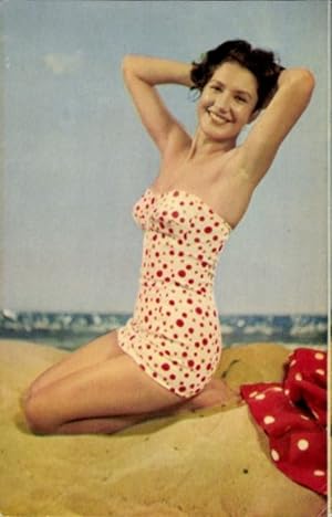 Ansichtskarte / Postkarte Brünette Frau im gepunkteten Badeanzug am Strand