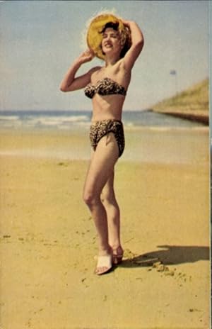 Ansichtskarte / Postkarte Frau im Bikini am Strand
