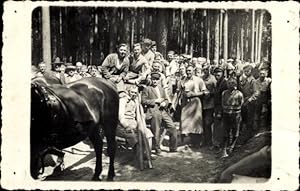 Foto Ansichtskarte / Postkarte Menschengruppe in einem Wald