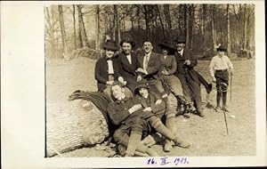 Foto Ansichtskarte / Postkarte Rastende Wanderer, Gruppenaufnahme 1913