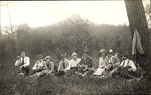 Foto Ansichtskarte / Postkarte Rastende Wanderer, Gruppenaufnahme