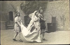 Foto Ansichtskarte / Postkarte Niederlande, Personen in historischen Kostümen