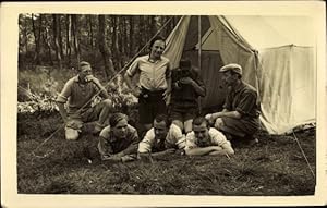 Foto Ansichtskarte / Postkarte Männer vor einem Zelt, Camping