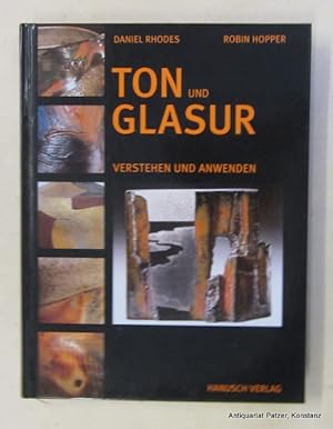 Bild des Verkufers fr Ton und Glasur. Verstehen und Anwenden. Von Robin Hopper neu berarbeitete u. erweiterte 3. Auflage von "Clay and Glazes for the Potter". bersetzt aus dem amerikanischen Englisch von Monika Krumbach. Koblenz, Hanusch, 2006. Fol. Mit zahlreichen farbigen fotografischen Abbildungen. 336 S. Farbiger Or.-Pp. (ISBN 9783936489163). zum Verkauf von Jrgen Patzer