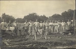 Foto Ansichtskarte / Postkarte Deutsche Soldaten in Uniformen, Feldwäscherei, Wäschemangel