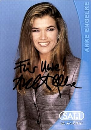 Bild des Verkufers fr Ansichtskarte / Postkarte Schauspielerin Anke Engelke, Portrait, Autogramm, SAT1, Serie Die Wochenshow zum Verkauf von akpool GmbH