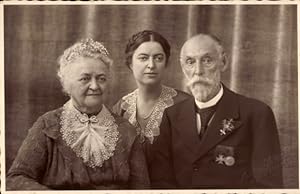 Foto Ansichtskarte / Postkarte Familienbild, Ehepaar, Frau, Abzeichen