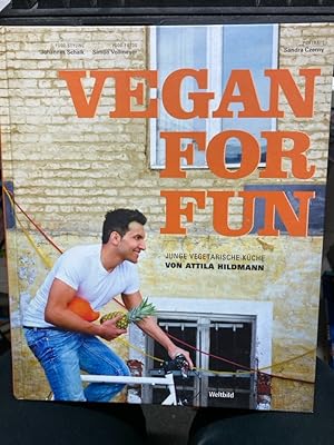 Image du vendeur pour VEGAN FOR FUN - Junge vegetarische Kche von Attila Hildmann. Food-Fotos Simon Vollmeyer. Food-Styling Johannes Schalk. Portrts Sandra Czerny mis en vente par bookmarathon