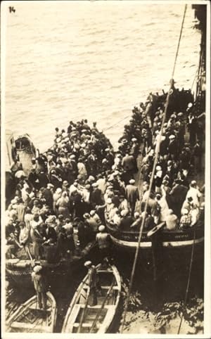Foto Ansichtskarte / Postkarte Menschengruppe in Booten, Ausbootung ?