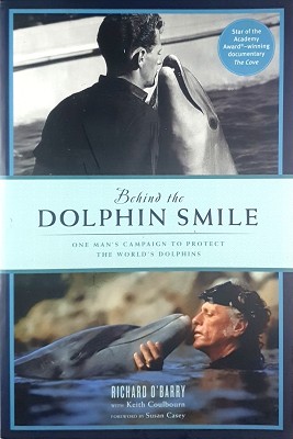 Image du vendeur pour Behind The Dolphin Smile: One Man's Campaign To Protect The World's Dolphins mis en vente par Marlowes Books and Music