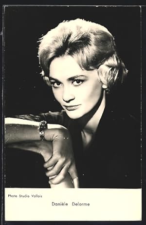 Ansichtskarte Schauspielerin Daniele Delorme in dunkler Kleidung mit aufgelegtem Arm