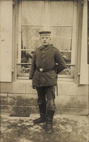 Foto Ansichtskarte / Postkarte Deutscher Soldat in Uniform, Standportrait, Messer, Stiefel, 1918
