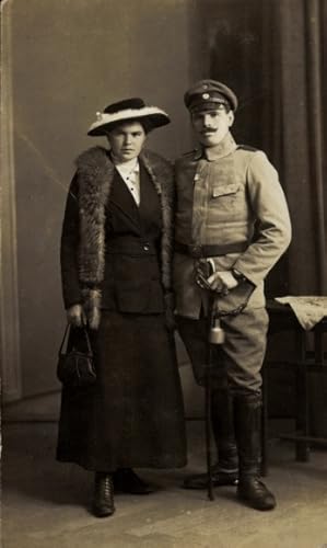 Foto Ansichtskarte / Postkarte Deutscher Soldat in Uniform, Ludwig, Tante Walli mit Pelz, Standpo...