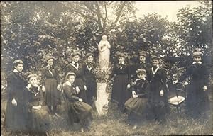 Foto Ansichtskarte / Postkarte Junge Frauen in einem Garten, Madonnenstatue