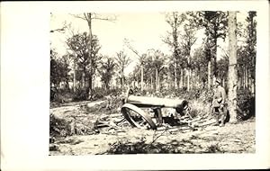 Foto Ansichtskarte / Postkarte Deutscher Soldat in Uniform, zerstörtes Geschütz, I WK