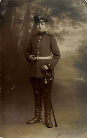 Foto Ansichtskarte / Postkarte Deutscher Soldat in Uniform, Standportrait, Säbel, Hagenau im Elsa...